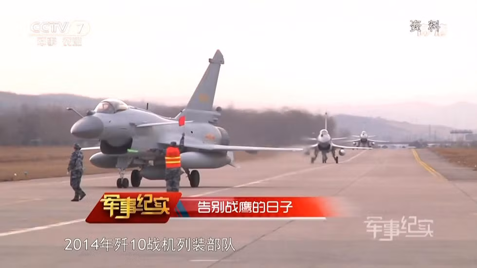 Khả năng cơ động vượt trội của J-10B so với J-10A chính là do phiên bản nâng cấp này được trang bị thêm khe hút gió kiểu DSI thay vì hút khí kiểu cũ, chính điều này đã làm tăng độ cơ động của J-10B nhưng kèm theo đó là làm giảm độ ổn định của máy bay. Nguồn ảnh: QQ.
