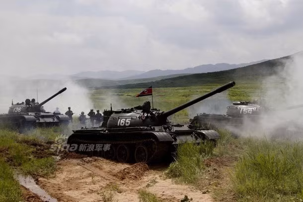 Quân đội Triều tiên có 700.000 quân thường trực và 4,5 triệu lính dự bị. Dù có số lượng xe tăng áp đảo lên tới 4.200 chiếc, nhiều gần gấp đôi so với Hàn Quốc nhưng chủ yếu là những xe tăng đời cũ như T-54, T-55, T-59. Tuy nhiên cũng có một số lượng không nhỏ các xe tăng đời mới như T-62 và T-72 được trang bị trong quân đội nước này. Nguồn ảnh: Sina.