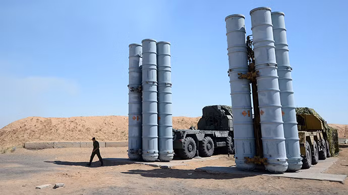 Hiện Việt Nam đang sở hữu 12 hệ thống tên lửa S-300PMU-1 được Nga cung cấp với giá gần 300 triệu USD. Nguồn ảnh: RT.