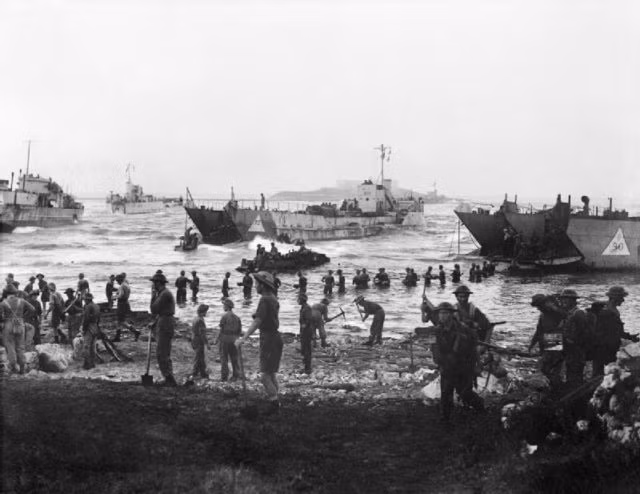 Sau đó vài tiếng, cùng vào ngày 10/7/1943 quân Đồng Minh đồng loạt đổ bộ xuống 3 bãi đổ bộ chính đã định. Chiến thuật "trong đánh ra ngoài đánh vào" đã hết sức hiệu quả khi làm quân phát xít trên đảo hiểu lầm rằng phía bờ biển bên kia cũng đã bị chiếm và mình đang bị kẹp giữa hai cánh quân lớn. Nguồn ảnh: Warhistoryonline.