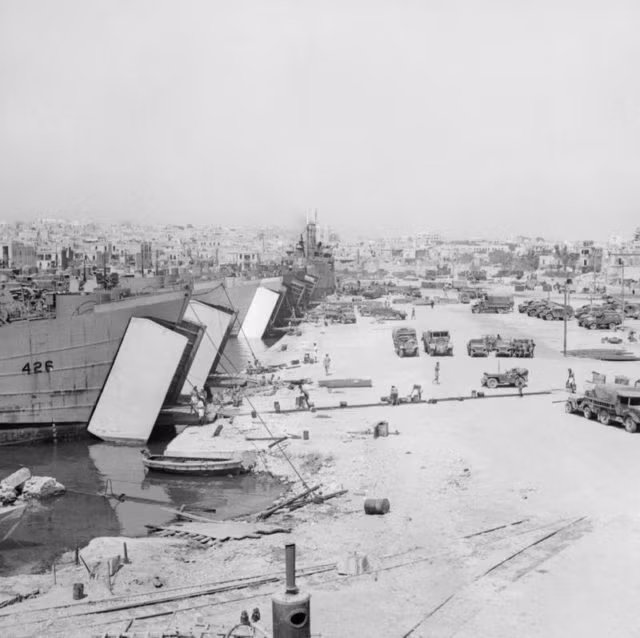 Tàu đổ bộ há mồm của quân Đồng Minh đang "gom hàng" ở một bến cảng thuộc Tunisia chuẩn bị cho cuộc đổ bộ. Nguồn ảnh: Warhistoryonline.