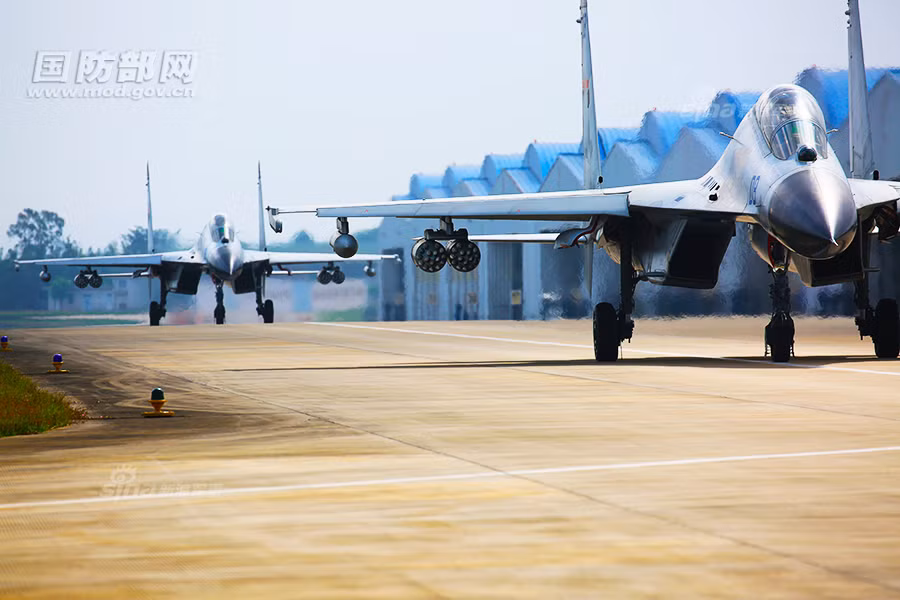 Những chiếc J-11B cất cánh với 4 bệ phóng rocket có lẽ là loại 80mm. Nguồn ảnh: Sina.