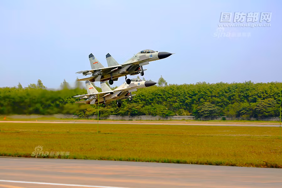  Tiêm kích đa năng J-11B được xem là một trong những chiến đấu cơ thế hệ 4 tiên tiến nhất của Trung Quốc hiện nay. Nó vốn là sự sửa đổi nho nhỏ với tỉ lệ nội địa hóa cao trên cơ sở mẫu Su-27SK của Nga. Nguồn ảnh: Sina.