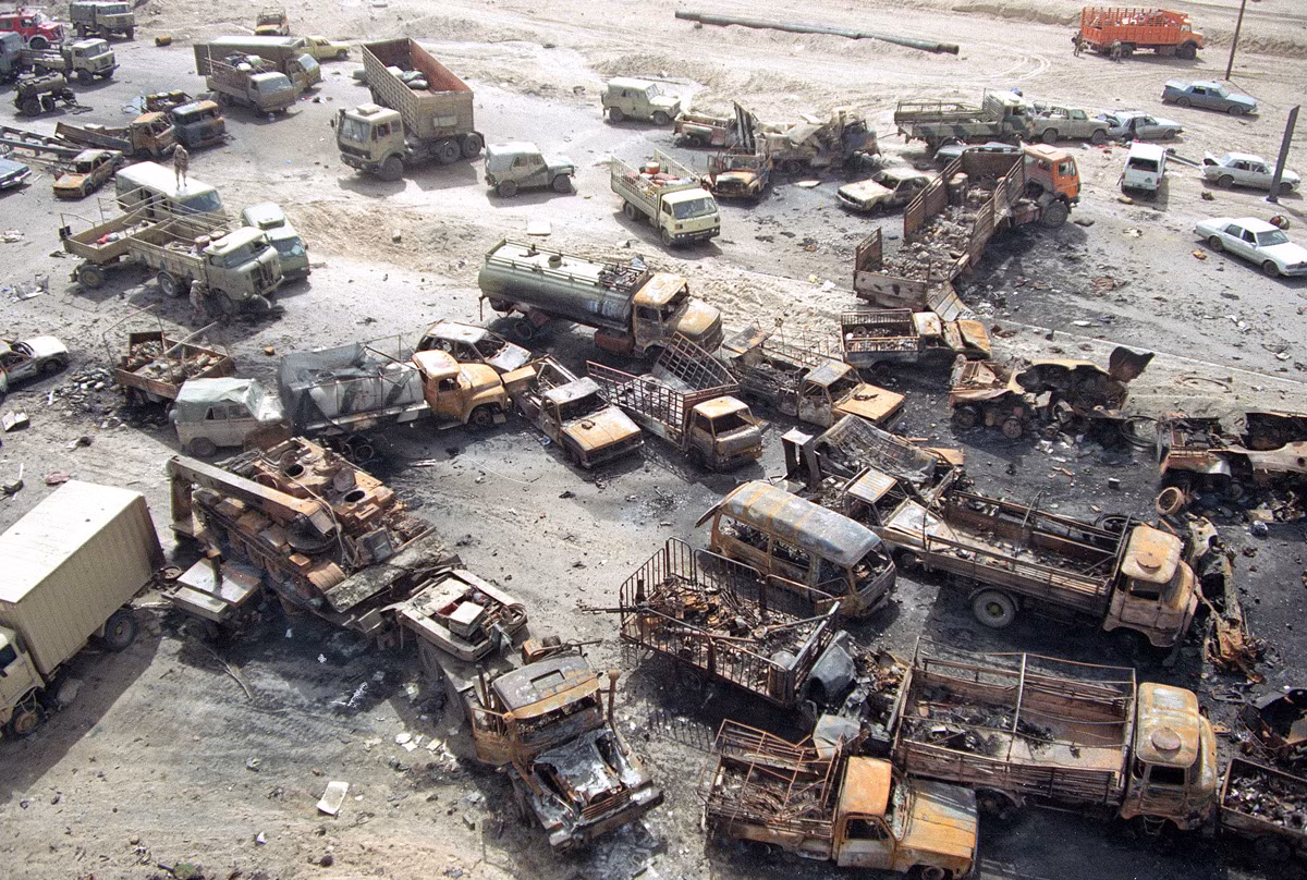 "Xa lộ chết" là cách gọi khác của xa lộ 80 nối liền tỉnh Barsa của Iraq với Kuwait - đoàn xe quân sự và dân sự của Iraq đã bí mật rút lui bằng con đường này vào ngày 26/2/1991. Tuy nhiên, kế hoạch đã không thể vượt qua được các hệ thống trinh sát tối tân của Mỹ. Suốt trong đêm, các máy bay chiến đấu Mỹ đã thực hiện nhiều đợt không kích tàn sát một cách ghê rợn nhất mọi thứ trên xa lộ 80. Nguồn ảnh: Theatlantic.