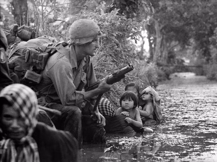 M79 là loại vũ khí có khả năng reo rắc nỗi kinh hoàng cho đối phương. Với cơ cấu bắn giống với các loại súng cối, viên đạn của M79 sẽ dễ dàng bay theo quỹ đạo vòng cung tiêu diệt mục tiêu phía sau vật cản. Trong ảnh, lính Mỹ tham chiến tại Việt Nam với M79. Nguồn ảnh: Pinterest.