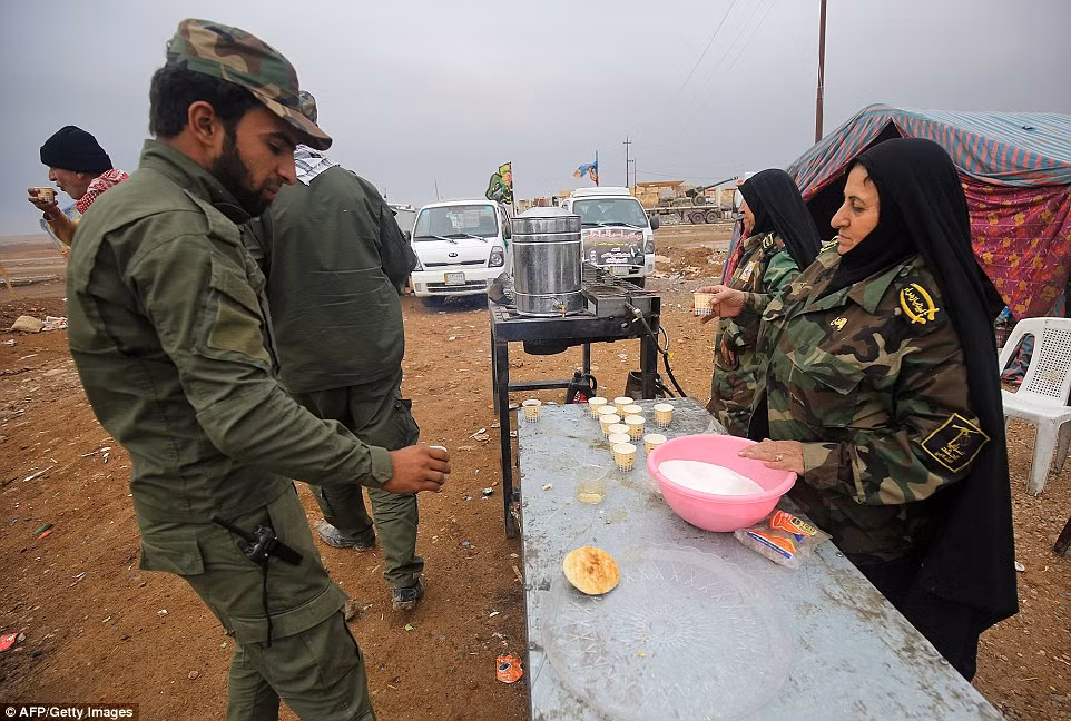 Sỹ quan nuôi quân của Quân đội Iraq phục vụ sữa nóng tại chiến trường cho binh lính. Nguồn ảnh: Dailymail.