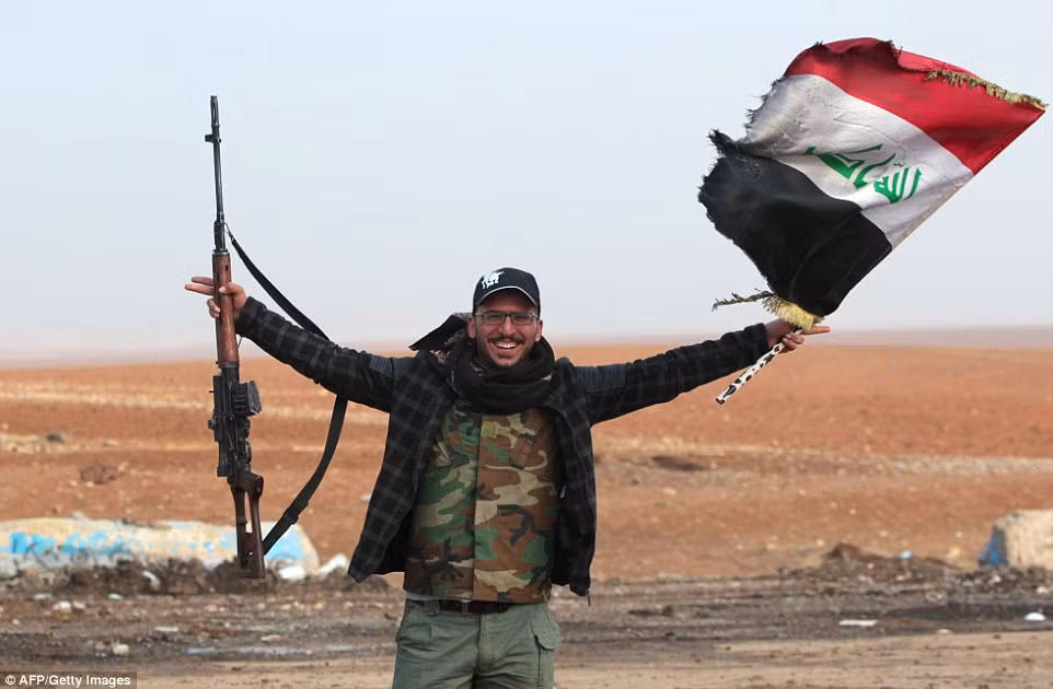 Lính bắn tỉa Iraq thậm chí còn không cần dùng trang phục ngụy trang. Nguồn ảnh: Dailymail.