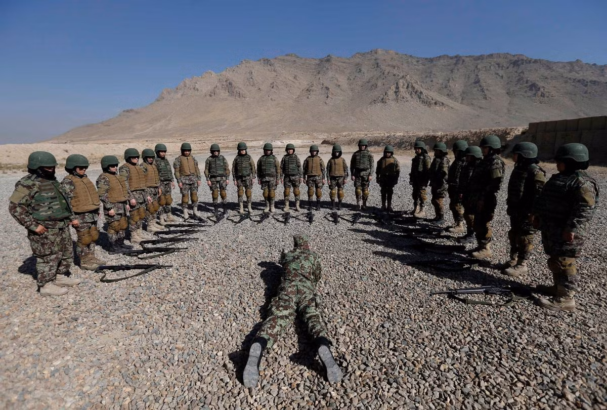 Nữ quân nhân Afghanistan học cách sử dụng súng trên thao trường. Nguồn ảnh: Boston.