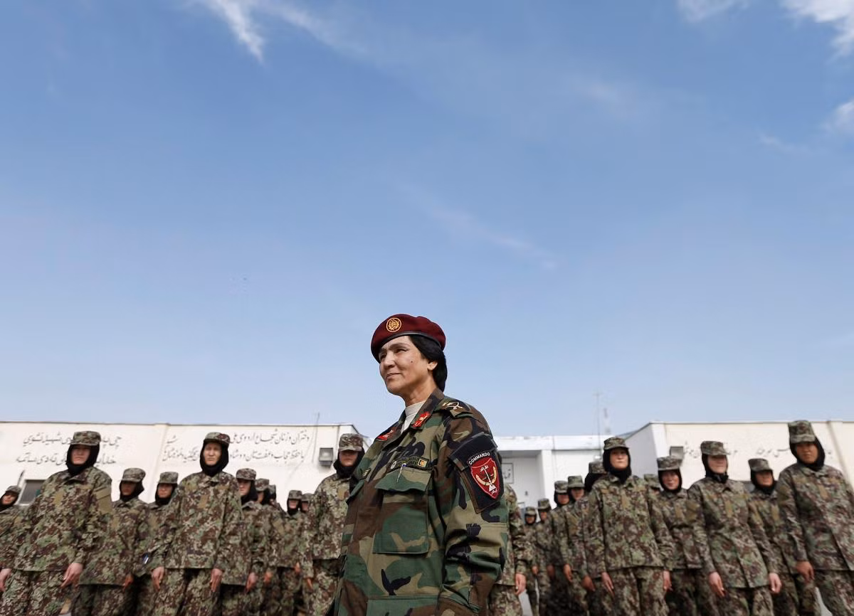 Quang cảnh bên trong một trại huấn luyện nữ quân nhân Afghanistan, ngoại trừ sỹ quan chỉ huy còn lại tất cả các cô gái đều phải đeo khăn trùm đầu theo đúng phong tục truyền thống của người Hồi giáo. Nguồn ảnh: Boston.