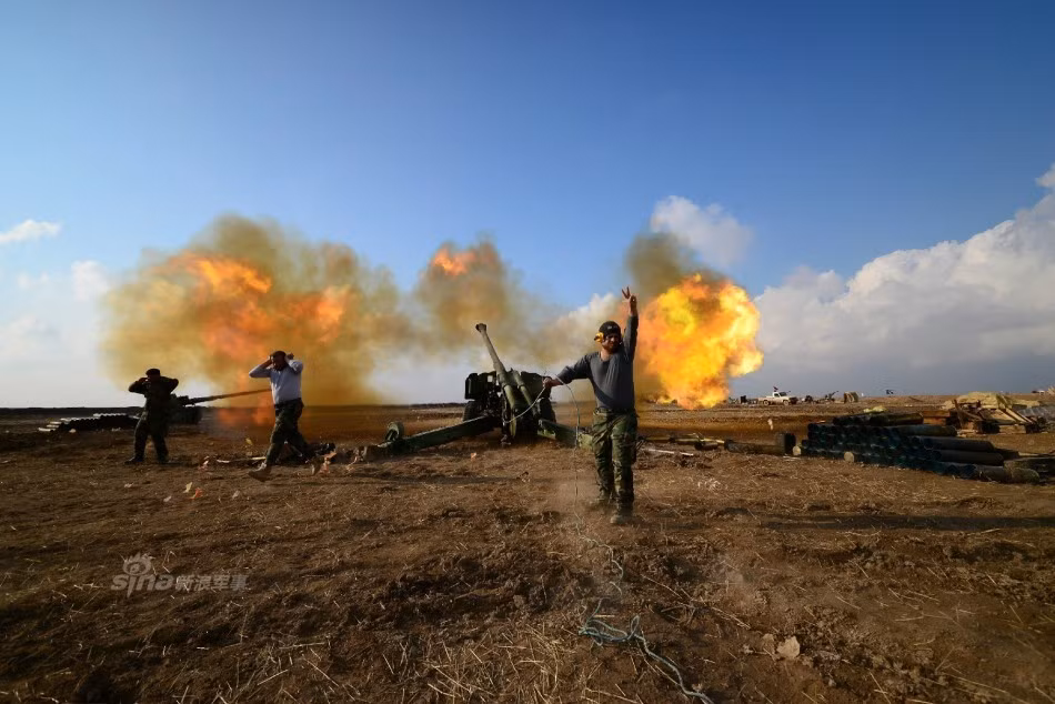 Một khẩu đội pháo lựu D20 152mm tiêu chuẩn bao gồm tới 8 người, ngày nay, các binh lính Iraq thậm chí có thể sử dụng các ứng dụng trên điện thoại di động hoặc máy tính bảng để tính toán khoảng cách tới mục tiêu và góc độ bắn một cách chính xác nhất. Nguồn ảnh: Sina.
