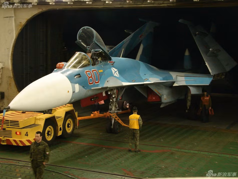 Một chiếc Su-33 đang được kéo đi bởi chiếc ô-tô đặc biệt này. Nguồn ảnh: Sina.