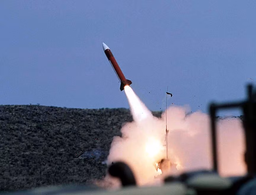 Tên lửa đất đối không Patriot có khả năng đánh chặn cả các tên lửa hành trình của đối phương được Mỹ sản xuất từ những năm 1981 và vẫn còn được sử dụng trong các hệ thống phòng không của Mỹ và các nước NATO với giá 3 triệu USD một quả. Nguồn ảnh: Therichest.