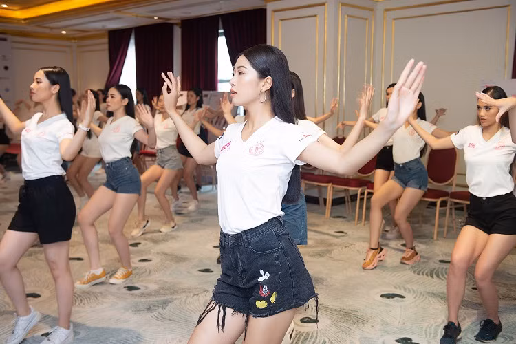 Sự linh hoạt trong những động tác nhảy cũng giúp cho phần catwalk của các thí sinh trở nên uyển chuyển hơn.