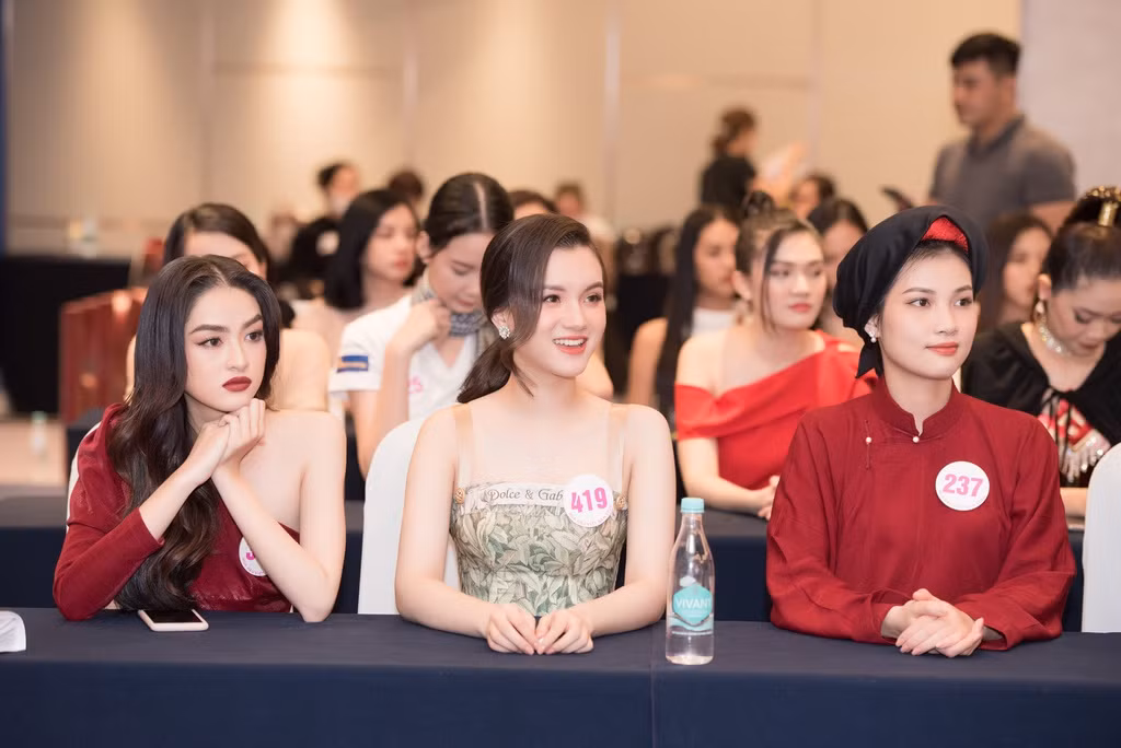 Bất ngờ tài năng ca hát, ảo thuật của thí sinh Hoa hậu Việt Nam Bat ngo tai nang ca hat, ao thuat cua thi sinh Hoa hau Viet Nam
