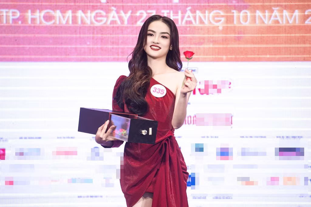 Người đẹp Nguyễn Hà My gây ấn tượng với màn thi ảo thuật. Cô là thí sinh được đánh giá cao từ những vòng đầu. Chia sẻ với Zing, người đẹp cho biết: "Tôi cũng không kỳ vọng bản thân sẽ phải giành được ngôi vị này hay vị trí kia. Quan trọng nhất là sau cuộc thi, tôi sẽ trở thành phiên bản tốt hơn của chính mình".