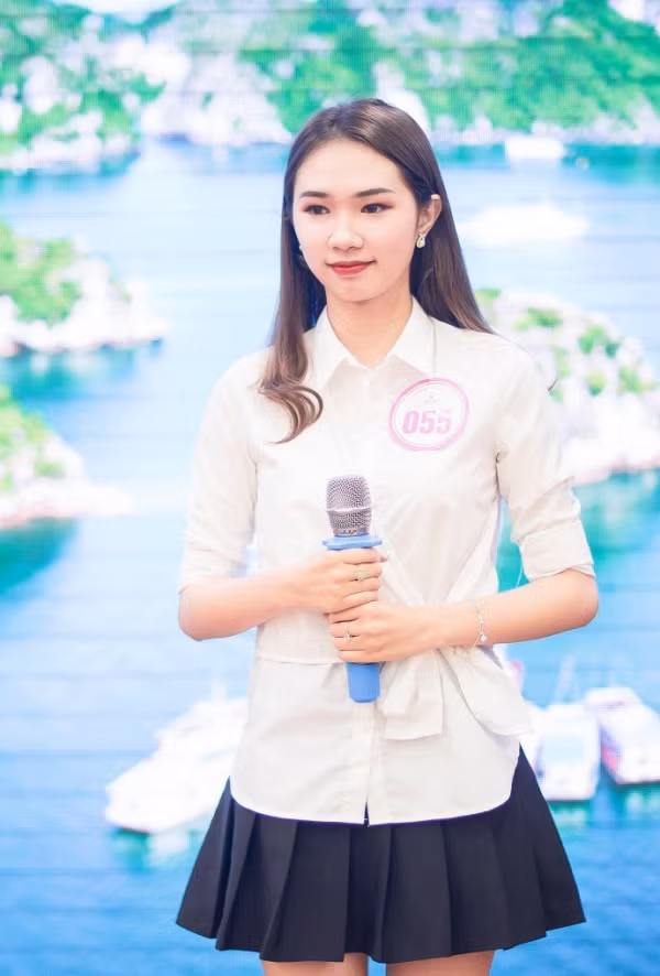Thu Uyên sinh năm 1998 và đến từ Quảng Ninh hiện đang sinh viên ĐH Giáo dục - ĐH Quốc gia Hà Nội.
