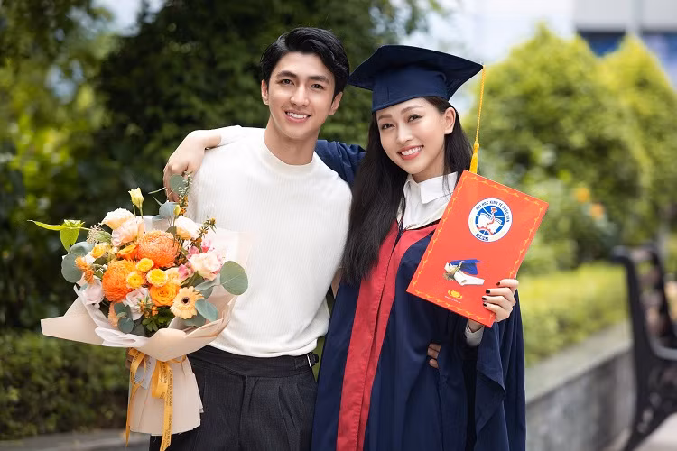 Hình ảnh cặp đôi nhận được nhiều sự chú ý của mọi người.