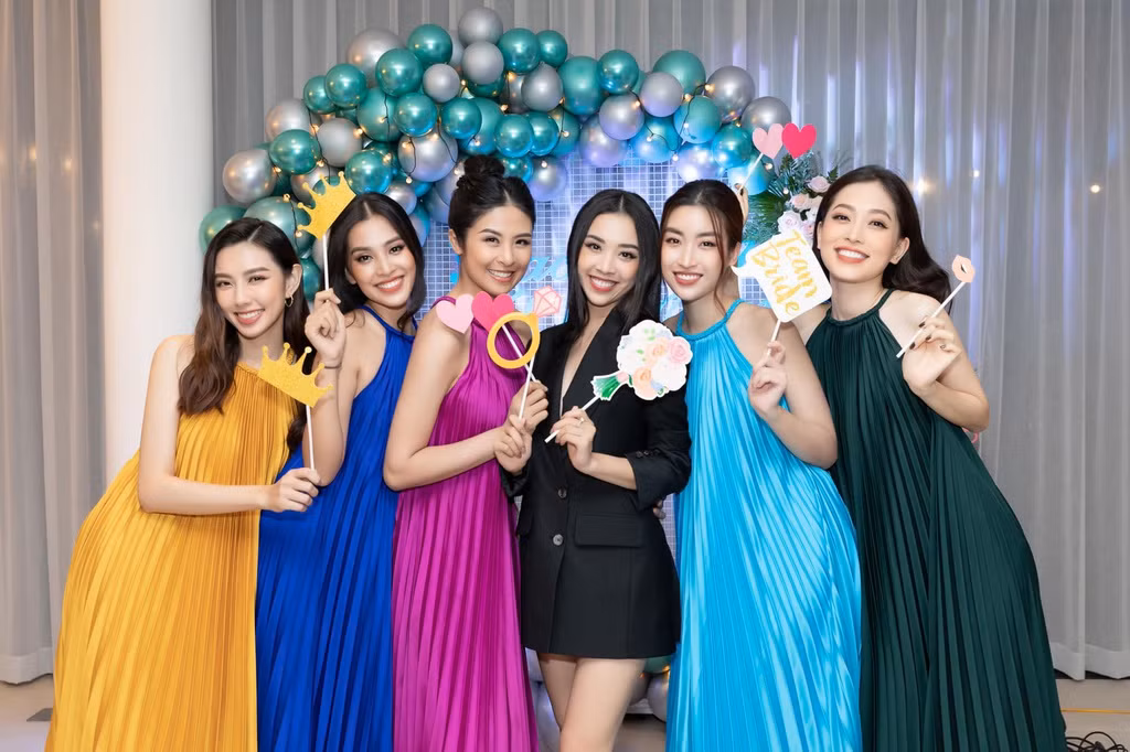 Tối 4/12, trên trang cá nhân, Á hậu Thúy An chia sẻ loạt ảnh trong tiệc độc thân của cô. Bữa tiệc được tổ chức tại Vũng Tàu, với sự góp mặt của nhiều người đẹp như Hoa hậu Ngọc Hân, Đỗ Mỹ Linh, Tiểu Vy, Á hậu Bùi Phương Nga, top 5 Hoa hậu Việt Nam 2018 Nguyễn Thúc Thùy Tiên... Trong ảnh, các nàng hậu diện đầm xếp pli nhiều màu sắc nổi bật.