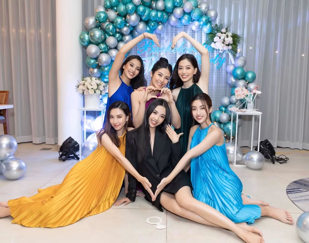 Nữ chính của buổi tiệc diện bộ vest đen, khoe khéo đôi chân dài. "Cảm ơn các chị em đã luôn bên cạnh cổ vũ, động viên em. Sắp bắt đầu một hành trình với bao điều thú vị", Á hậu Việt Nam 2018 chia sẻ.