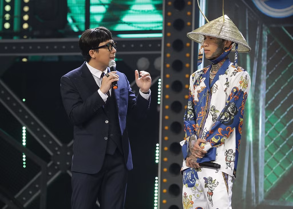  Dế Choắt (đội Wowy): Từ Chú bé loắt choắt ở vòng Chinh phục đến Phiêu lưu ký ở vòng Bứt phá, Dế Choắt đều cho thấy sự nổi bật về khả năng viết lời, trọng tâm là cách gieo vần. Phần lời đậm chất văn chương, sử dụng nhiều chất liệu văn học. Trong khi, cách đan vần của Dế Choắt cũng rất đầu tư, khéo léo. Ở bản Phiêu lưu ký, nam rapper sử dụng thuần thục các dạng thức của từ. Nhiều từ được sắp đặt cách nhau rất hợp lý, chuyển đổi liên tục giữa động từ, tính từ và danh từ. Dế Choắt hiện là ứng viên mạnh từ đội Wowy.