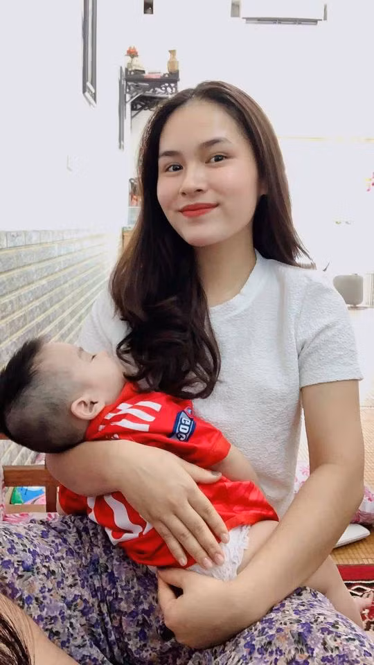 Sau khi sinh, bà xã Đỗ Hùng Dũng cũng nhanh chóng lấy lại vóc dáng gọn gàng, thần thái tươi tắn.
