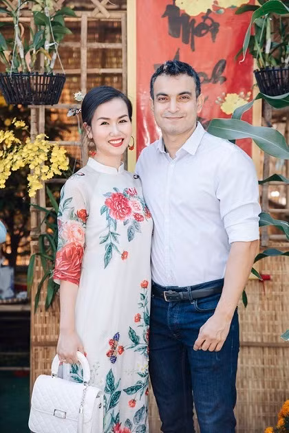 Nam doanh nhân thường hướng dẫn vợ làm các món ăn Ấn Độ để qua đó cô hiểu hơn về nét văn hóa, phong tục, tập quán của quê hương chồng. Những dịp nghỉ lễ dài hạn, anh cũng sắp xếp thời gian đưa vợ về nước thăm gia đình.