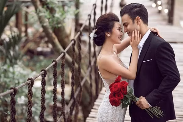 "Trước đây, tôi đã từng trải qua nhiều mất mát, đau khổ, chỉ đến khi Vikas đến bên mình, tôi mới được bù đắp xứng đáng. Anh như là người mà ông trời sắp đặt để bù đắp cho tôi sau nhiều thăng trầm", nữ ca sĩ cho hay.