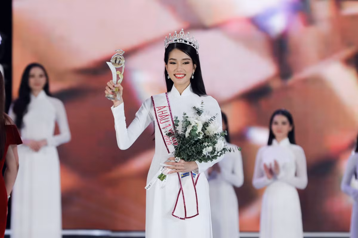 Xuất sắc không kém Đỗ Thị Hà là Phạm Ngọc Phương Anh. Cô nhận danh hiệu Á hậu 1 của cuộc thi.