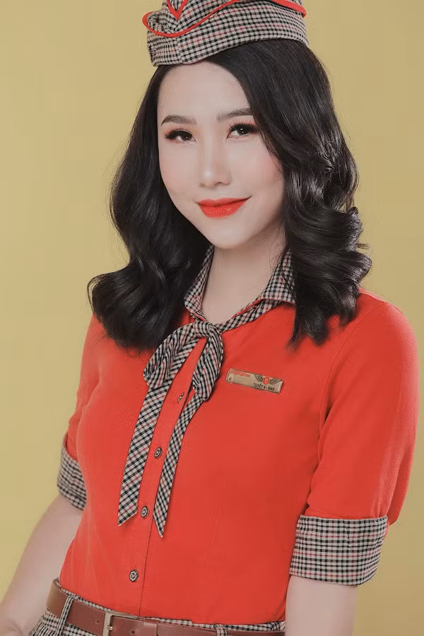 Nguyễn Thị Ngọc Tuyết sinh năm 1995, đến từ Nam Định, đang là tiếp viên trưởng một hãng hàng không. Trong hồ sơ dự thi Hoa hậu Việt Nam 2020 cô khai mình cao 1,69 m, nặng 49kg, số đo 3 vòng: 86-62-92 cm.