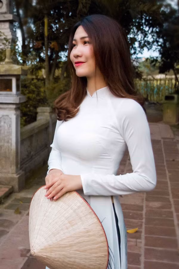 Làm tiếp viên nhiều năm nay đã lên tiếp viên trưởng, người đẹp cho biết xúc động trong những lần đưa hành khách về nhà đón Tết trước giao thừa.