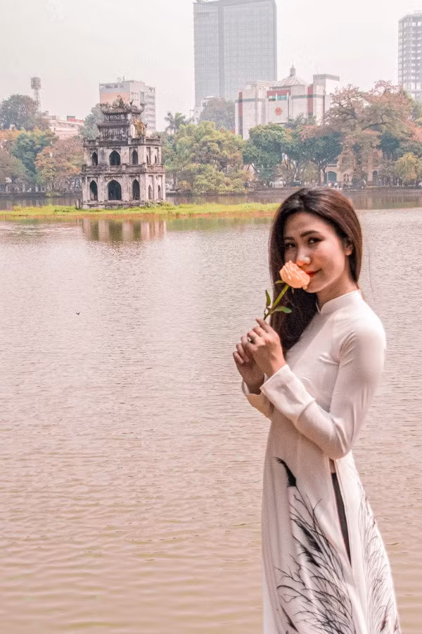 “Tôi vẫn còn nhớ hồi học cấp 3, có một thầy giáo hỏi các bạn trong lớp sau này muốn làm nghề gì, tôi nói rất tự tin: Em muốn trở thành tiếp viên hàng không. Thầy chỉ cười vì nghĩ mình đang mơ mộng viển vông nhưng bây giờ mình cũng đã làm được rồi”, Ngọc Tuyết chia sẻ thêm với VietNamNet.