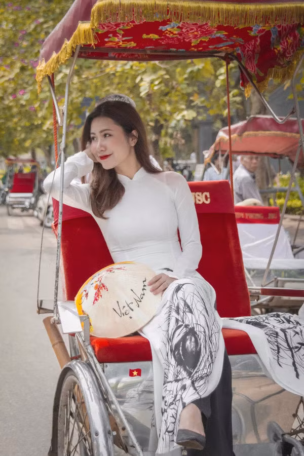 “Thời gian đó, tôi vừa đi học, vừa làm bưng bê, lễ tân, nhiều lúc chạy thêm công việc sự kiện tự do. Thấy các bạn làm cùng mình thi tiếp viên và đỗ luôn lần đầu, tôi cũng liều lĩnh nộp đơn thi thử. Mặc dù sau lần thứ tư mới chính thức đỗ vào làm tiếp viên hàng không nhưng đó cũng như một ước mơ mà tôi cố gắng đạt được”, 9x thổ lộ.