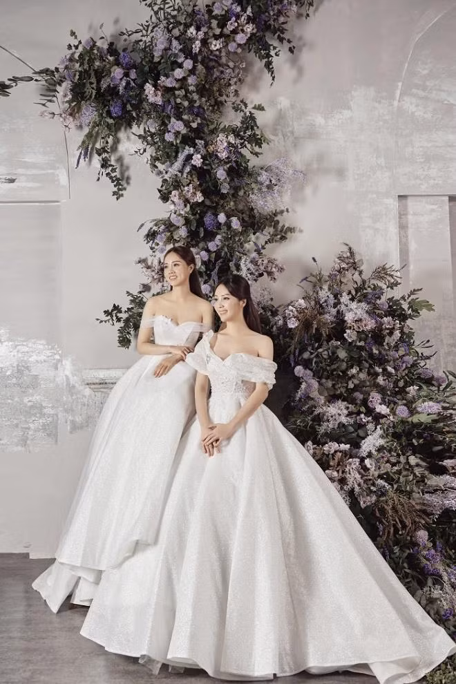 Có lẽ vì thường xuyên gắn bó nên bạn gái Công Lý và Á hậu Thụy Vân được nhiều người nhận xét nhan sắc giống nhau. Trước những lời khen ngợi này, Ngọc Hà –Thuỵ Vân quyết định chụp chung bộ ảnh “Chị chị, em em”. Cả hai cùng nhau khoe sắc trong bộ váy cưới.