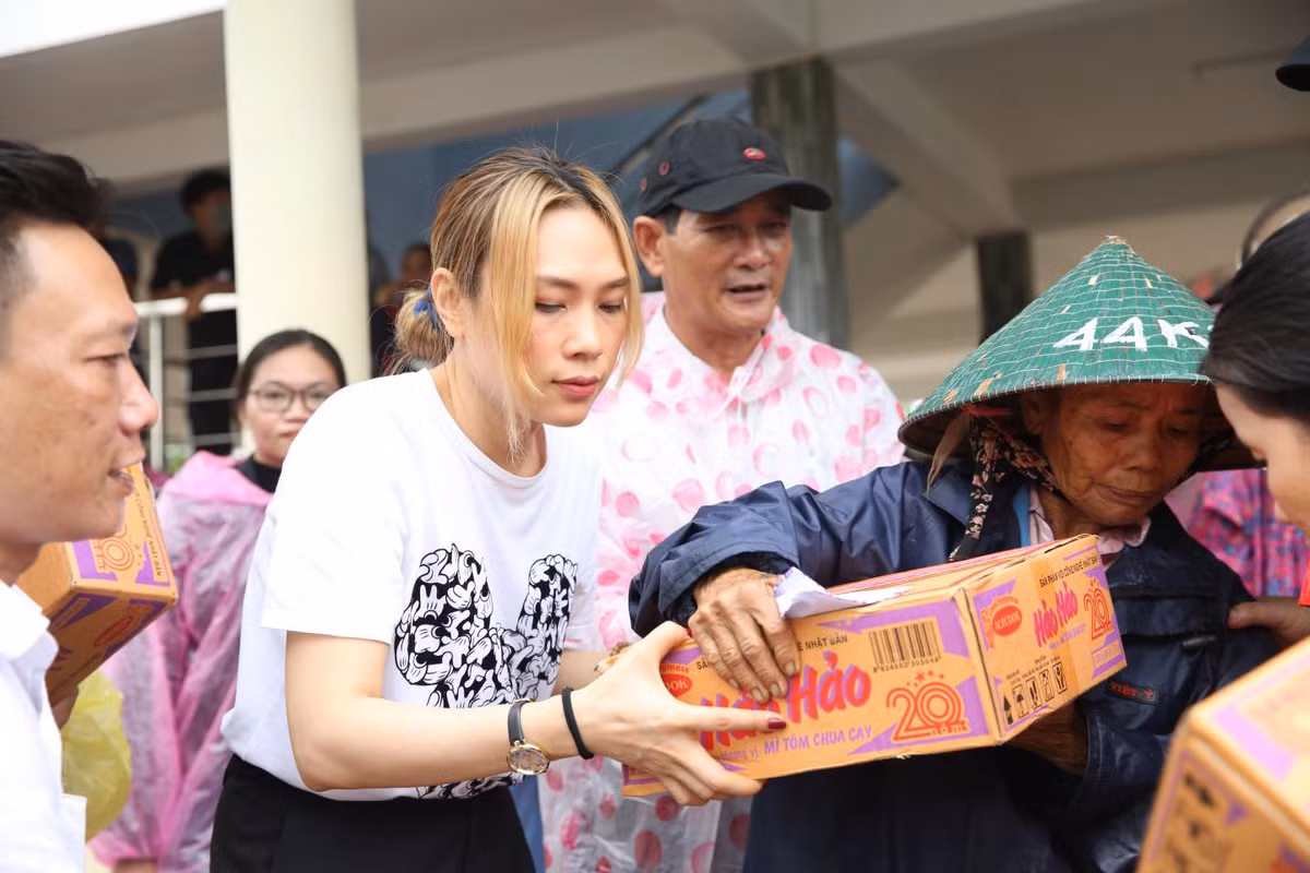 Mỹ Tâm ân cần trao quà cho người dân đang gặp khó khăn vì mưa lũ.