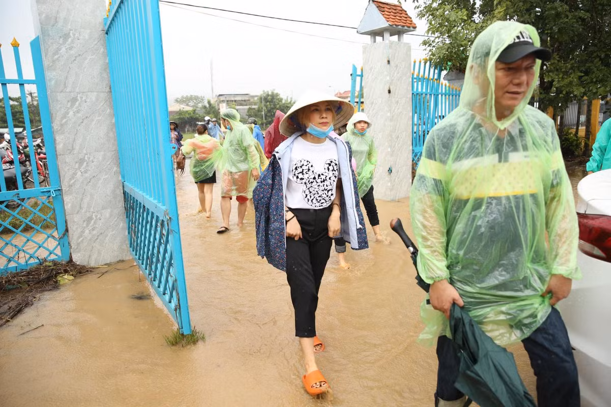 Trên trang cá nhân, người đẹp vừa cập nhật loạt ảnh lội nước bì bõm đi cứu trợ đồng bào.