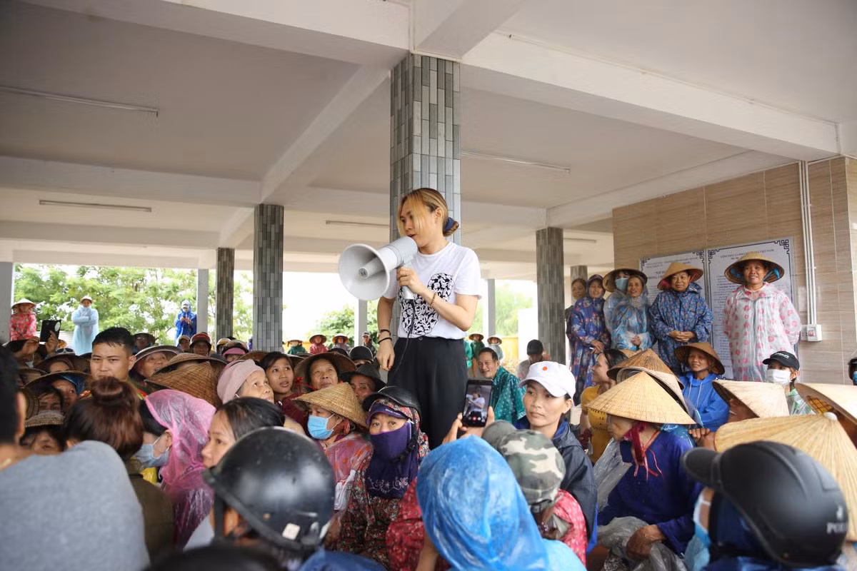 Cô bắc loa để chia sẻ cùng mọi người.