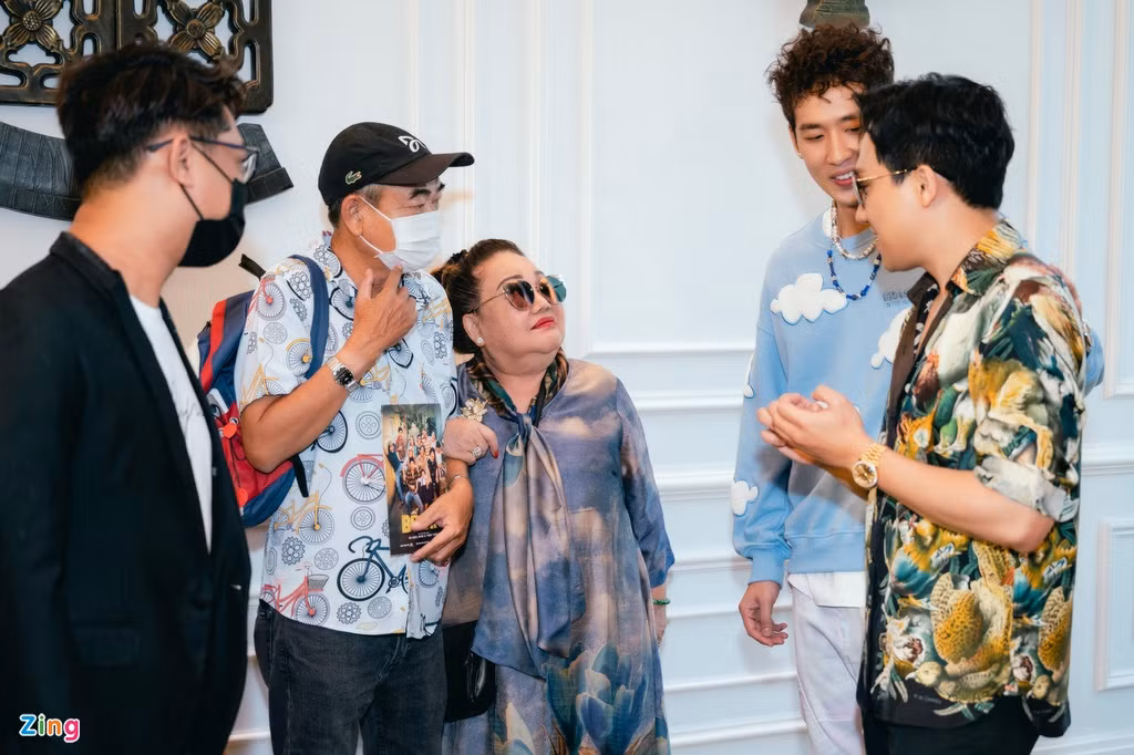 Góp mặt trong phim Bố già của Trấn Thành còn có NSND Ngọc Giàu, NSƯT Việt Anh. Là thầy giáo của Trấn Thành, NSƯT Việt Anh dành nhiều lời khen cho học trò.