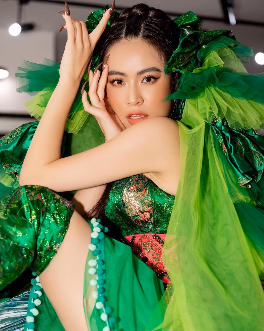 Hoàng Thùy Linh ngày càng ưa chuộng diện trang phục biểu diễn phong cách sặc sỡ.