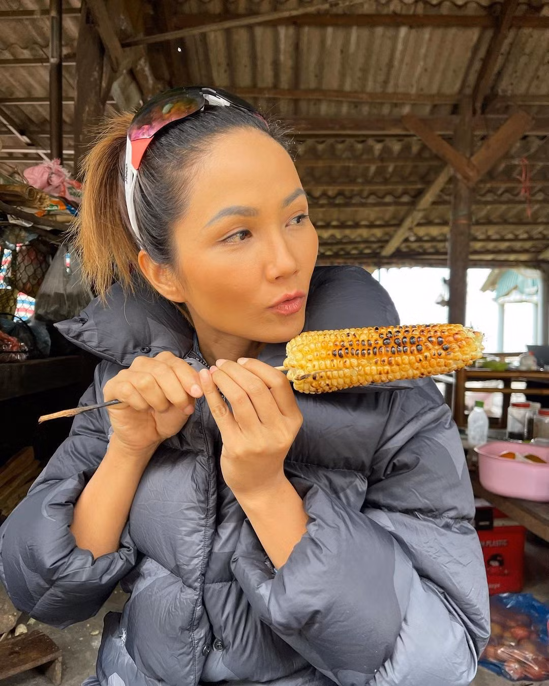 H'Hen Niê mộc mạc ăn ngô nướng tại Hòa Bình.