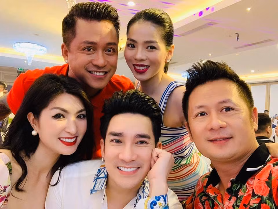 Bằng Kiều dự sinh nhật Tuấn Hưng: "Sương sương" 300 người ăn cỗ Bang Kieu du sinh nhat Tuan Hung: