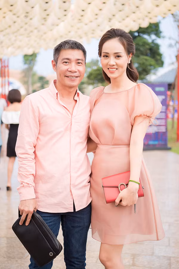 NSND Cong Ly lam dam cuoi voi ban gai kem 15 tuoi