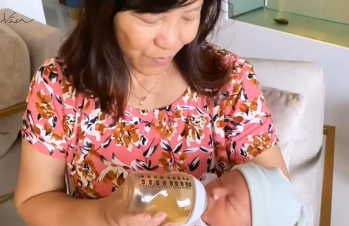 Trước đó nàng Á hậu cũng chia sẻ về những ngày đầu nuôi con. Theo đó, cô cho con ti trực tiếp và chăm chỉ hút sữa để tích trữ dần. Bé Nhật Tôn cứ 2 tiếng lại ti trực tiếp một lần. Thỉnh thoảng, ông xã hoặc 2 mẹ của cô sẽ hỗ trợ cho con ti bình. "Đây cũng là một cách để gắn kết tình cảm các thành viên trong gia đình với em bé", Thúy Vân chia sẻ.