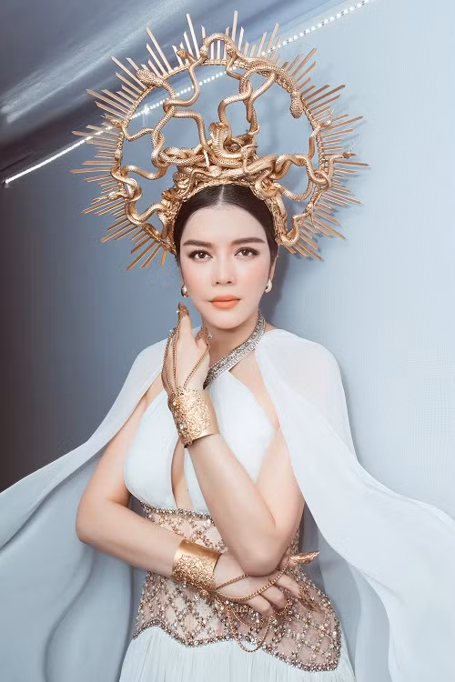 Khi xuất hiện trên thảm đỏ, Lý Nhã Kỳ khiến nhiều người phải trầm trồ bởi nhan sắc trẻ trung, phong cách thời trang ấn tượng.