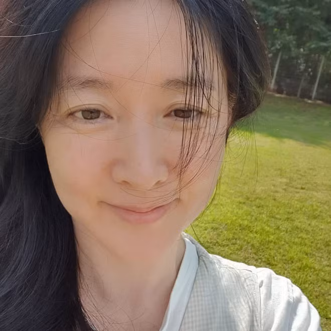 Ngày 2/10, trên trang cá nhân, Lee Young Ae chia sẻ hình ảnh chụp tại biệt thự vườn của cô. Nữ diễn viên viết: "Buổi sáng cuối thu, ánh sáng thật đẹp". Trong ảnh, ngôi sao Nàng Dae Jang Geum để mặt mộc, tóc buông xõa tự nhiên. Vì không trang điểm, minh tinh 49 tuổi để lộ nhiều dấu hiệu lão hóa như bọng mắt lớn, vết nhăn ở đuôi mắt, khóe miệng.