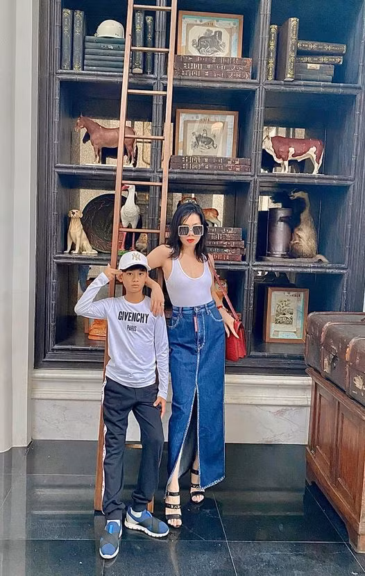 Ca sĩ Lệ Quyên bên con trai. Ai cũng khen con trai Lệ Quyên lớn nhanh.