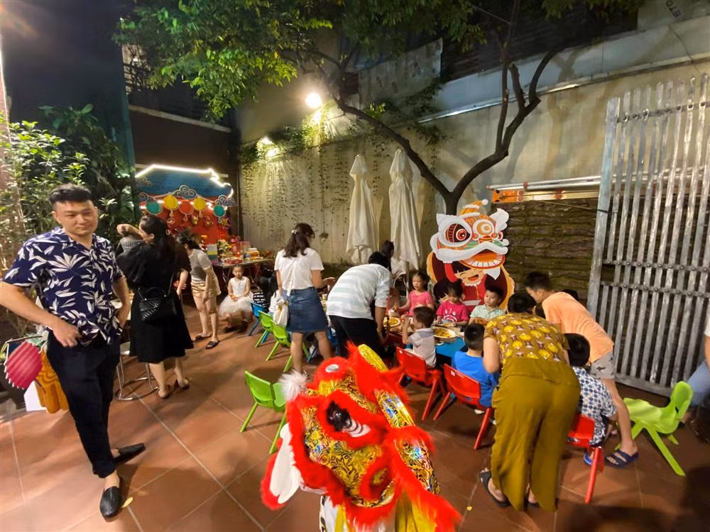 Không chỉ người lớn, trẻ em cũng là thượng khách của gia đình cô.