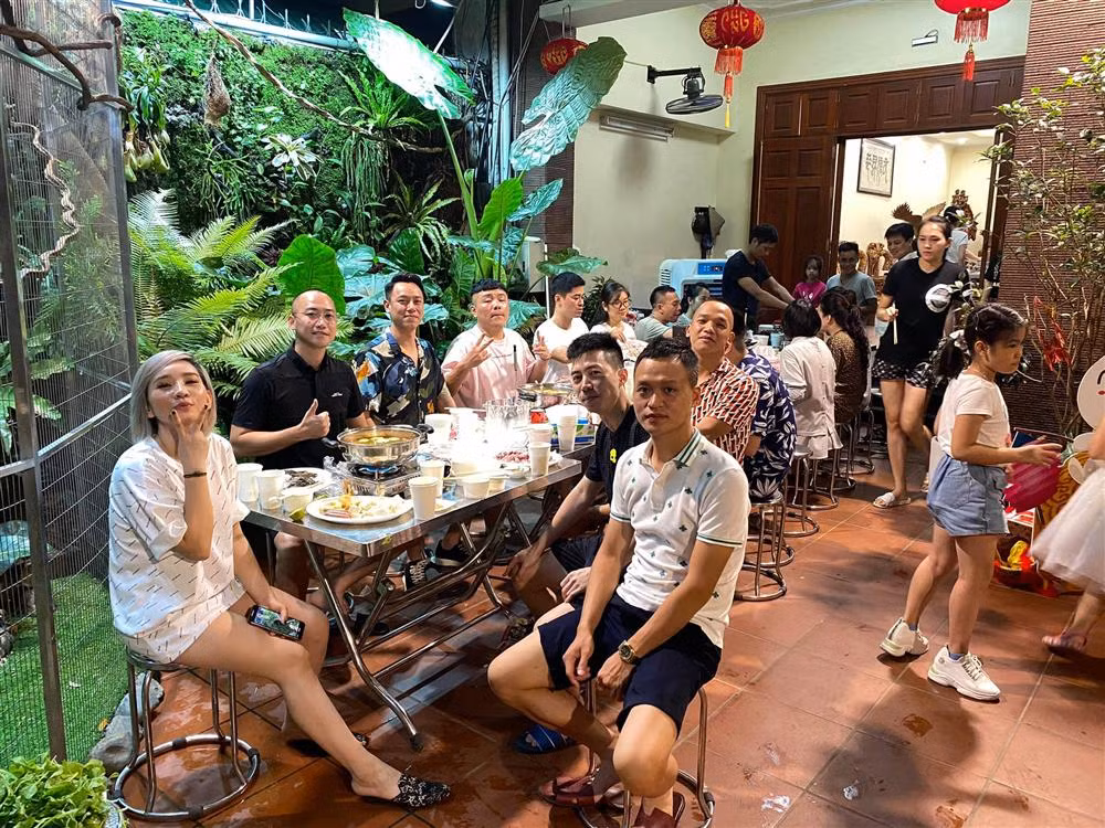 Biệt thự của Ngọc Thạch - Bình Dương được trang hoàng lộng lẫy đón Trung thu. Chân dài ăn vận đơn giản, tất bật làm tiệc đón khách.
