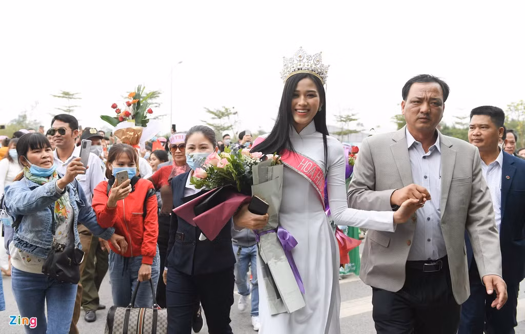 Anh ruột của hoa hậu từng chia sẻ cả gia đình vỡ òa và bối rối khi Đỗ Thị Hà chiến thắng: "Chúng tôi không ngờ em gái chiến thắng trong đêm chung kết. Đây là niềm vui quá lớn. Cha mẹ tôi như lặng đi khi MC xướng tên Hà trở thành hoa hậu. Trước đó, Hà âm thầm đi thi, gia đình không hề biết. Đến khi Hà vào bán kết và chia sẻ trên Facebook, gia đình mới bất ngờ. Chưa bao giờ chúng tôi nghĩ đến việc Hà bước chân vào nghệ thuật, trở thành người nổi tiếng".