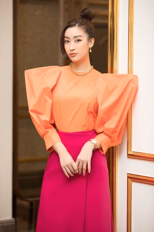 Không hề kém cạnh đàn em, Hoa hậu Đỗ Mỹ Linh cũng khéo léo kết hợp hai màu sắc hồng và cam trong set đồ của mình.