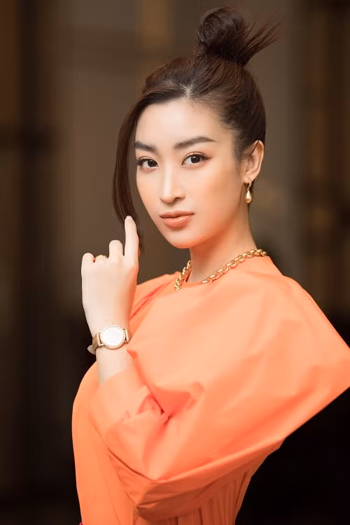 Là một trong những thành viên của Ban giám khảo Hoa Hậu Việt Nam 2020, thần sắc của Đỗ Mỹ Linh dần trưởng thành và tác phong làm việc cũng chuyên nghiệp hơn.